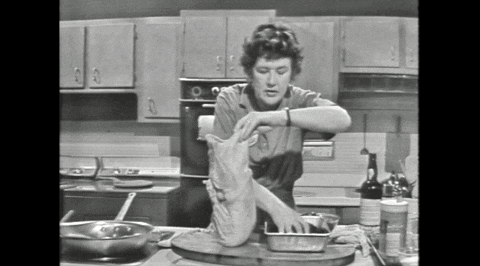 Julia Child en traine de stuffer ue volaille